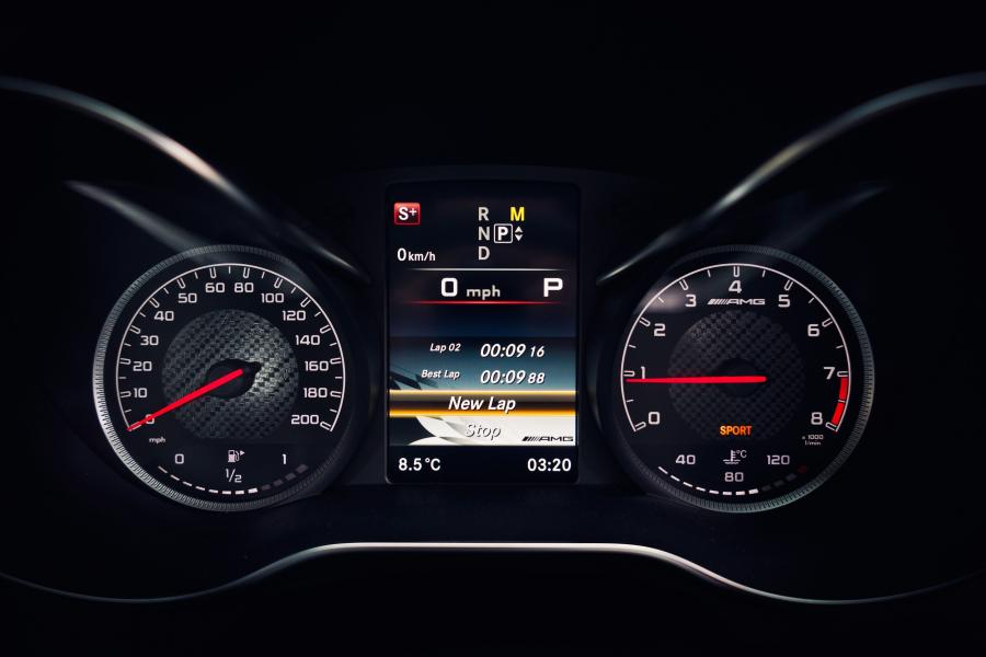  Mercedes-AMG C63 S 2015 года  (UK) (фото 2 из 30)